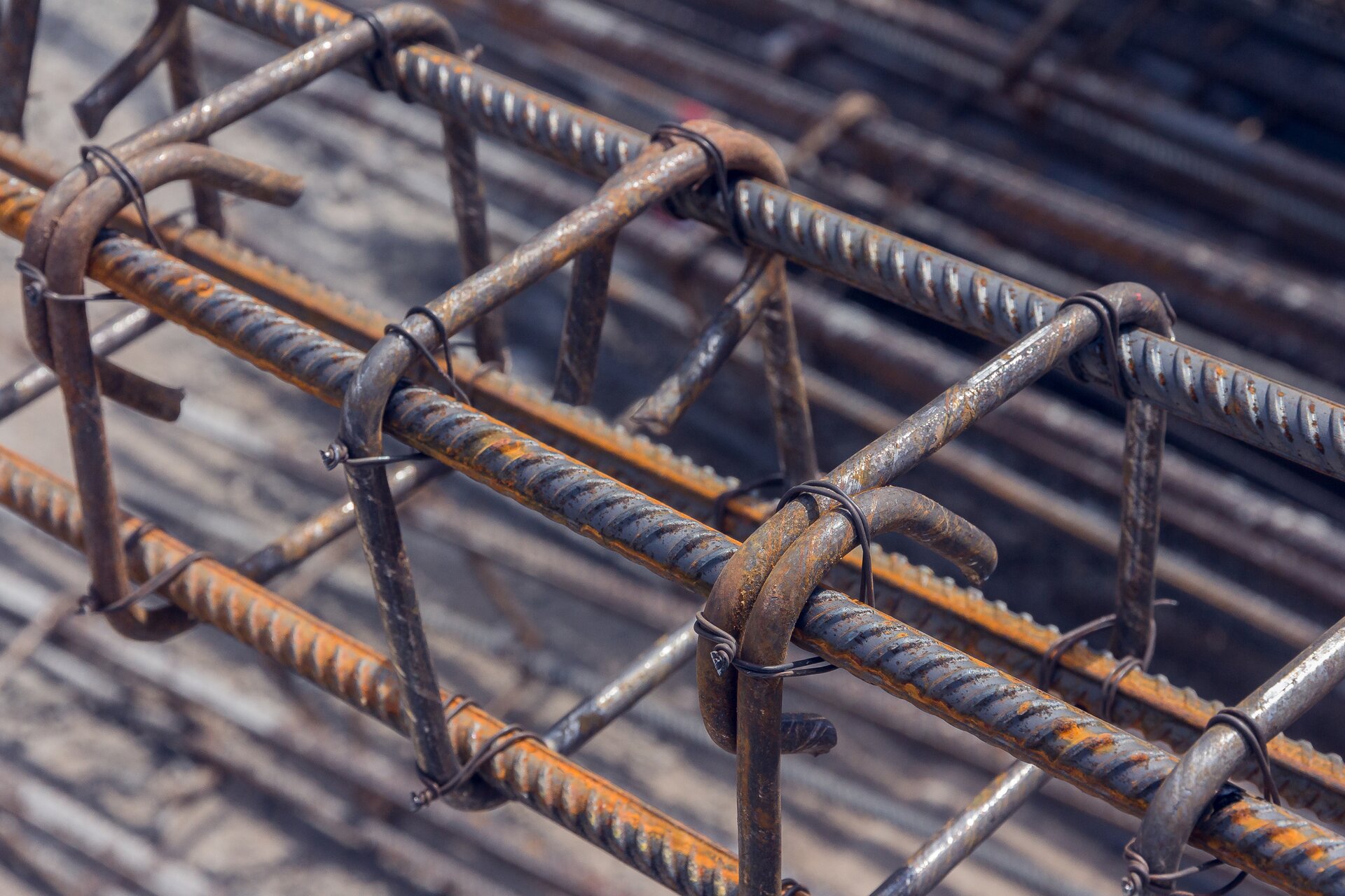 Zdjęcie przedstawia zbrojenie belki złożone z dwóch rzędów po dwa pręty ułożonych równolegle względem siebie oraz łączących je prętów gładkich zagiętych na kształt kwadratu.