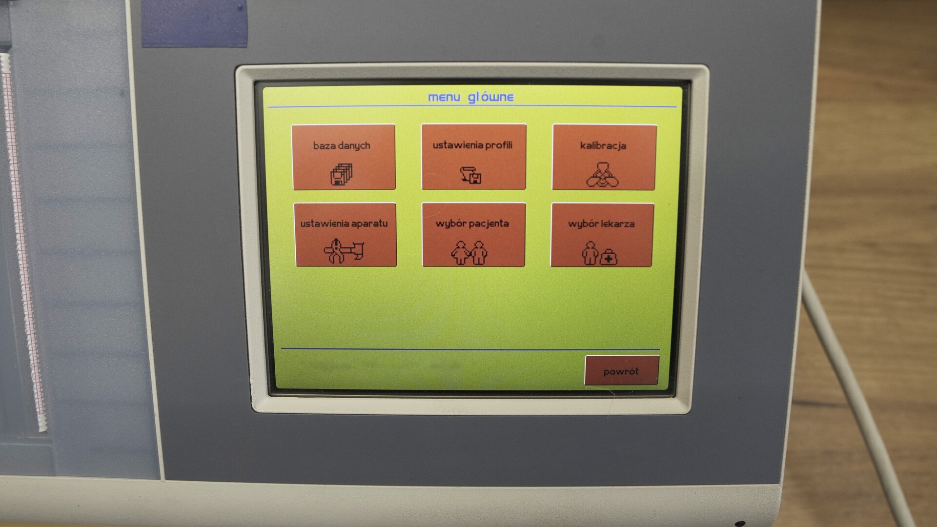 Na zdjęciu przedstawiono zbliżenie na klawiaturę dotykową na ekranie spirometru.