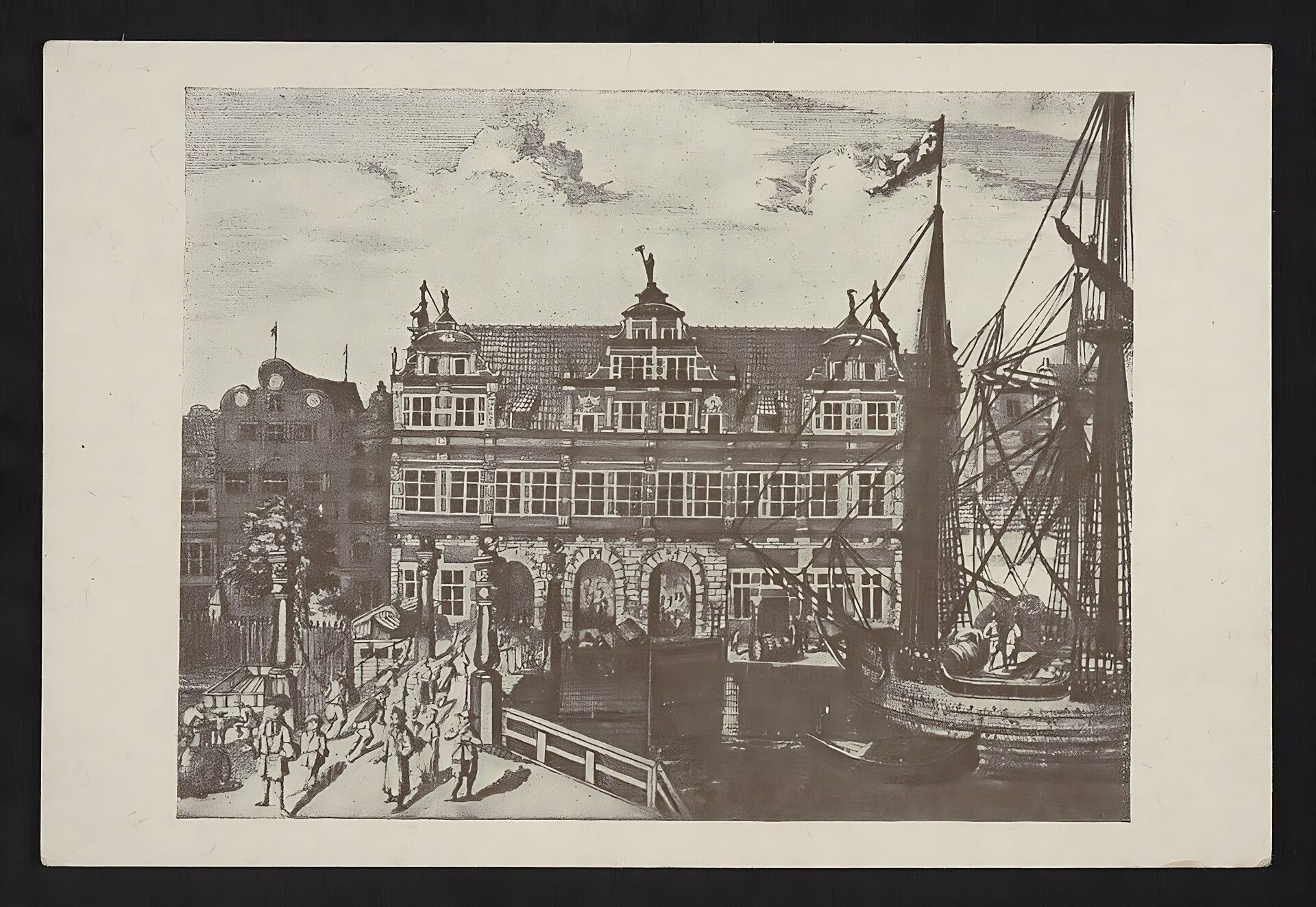 Ilustracja przedstawia rycinę z widokiem na fragment Długiego Pobrzeża w Gdańsku, z ówczesnym Mostem Zielonym i Bramą Zieloną. Budynek utrzymany w stylu manieryzmu niderlandzkiego. W części parterowej trzy pełnołukowe portale prowadzące na Długi Targ. Na kondygnacji prostokątne okna pod gzymsem, potrojony szczyt dwuspadowego dachu ze sterczynami i figurami otaczającymi  lukarna - prostokątne okna na szczytach budynków. Po prawej stronie widoczny fragment statku ze zwiniętymi żaglami na masztach i łopoczącą na wietrze banderą. Bliżej lewej dolnej krawędzi ilustracji widoczny most w kierunku Zielonej Bramy, na nim przechodnie.