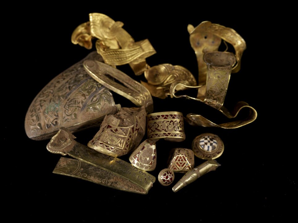 Przykładowe elementy skarbu, biżuterii anglosaskiej, odkrytego w hrabstwie Staffordshire, Wielka Brytania. Moment ukrycia datuję się około 700 roku. Przykładowe elementy skarbu, biżuterii anglosaskiej, odkrytego w hrabstwie Staffordshire, Wielka Brytania. Moment ukrycia datuję się około 700 roku. Źródło: licencja: CC BY 2.0.