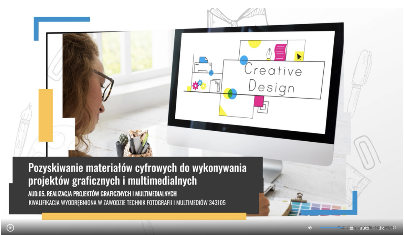 Grafika przedstawia widok ekranu odtwarzania filmu instruktażowego. Widoczna głowa kobiety z boku, na prawo od której widoczny jest duży monitor komputera z wyświetlaną grafiką. W lewym dolnym rogu widoczny jest napis z białych liter na czarnym tle – tytuł filmu Pozyskiwanie materiałów cyfrowych do wykonywania projektów graficznych i multimedialnych, oraz AUD.05. Realizacja projektów graficznych i multimedialnych kwalifikacja wyodrębniona w zawodzie Technik fotografii i multimediów 343105.