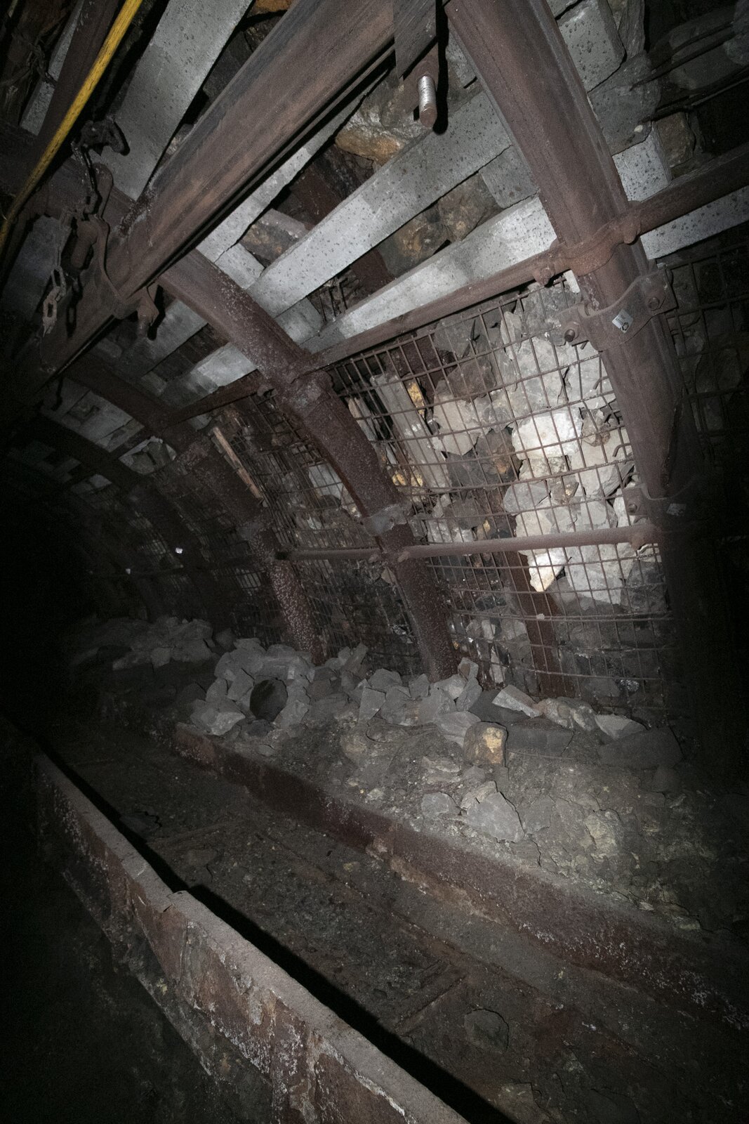 Obudowa stalowa podatna z okładzinami: żelbetową i stalową