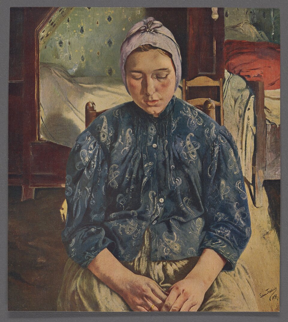 Obraz przedstawia kobietę w sile wieku. Postać jest ukazana od kolan w górę. Prezentuje całą owalną twarz. Ma gładkie czoło i cienkie, ciemne brwi. Kobieta lekko pochyla głowę. Ma przymknięte oczy. Jej nos jest prosty. Policzki są zarumienione. Delikatnie otwiera usta. Ma dołek pośrodku podbródka. Ubrana jest we wzorzystą koszulę i spódnicę. Ręce trzyma na udach. W tle ukazane są meble: krzesło, łóżko i szafa.