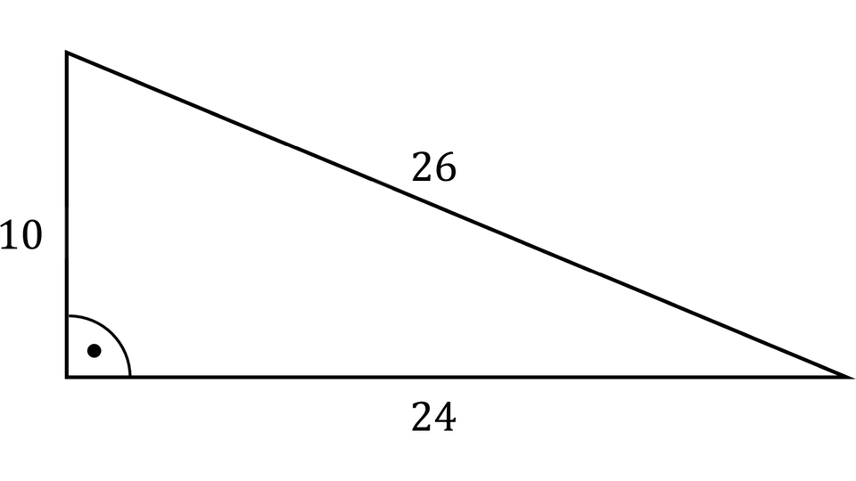 Obraz przedstawia trójkąt prostokątny z zaznaczonymi długościami wszystkich trzech boków oraz kątem prostym.
Kąt prosty jest zaznaczony małą kropką wewnątrz łuku w lewym dolnym wierzchołku.
Długości przyprostokątnych (boków tworzących kąt prosty) wynoszą:
10 (bok pionowy), 24 (bok poziomy). Długość przeciwprostokątnej wynosi 26.