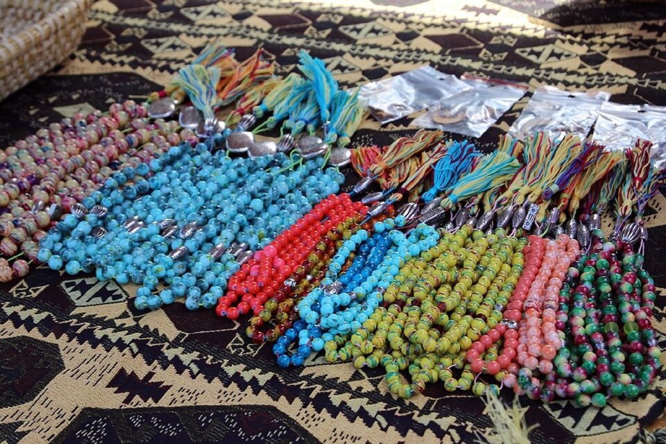 Ilustracja przedstawia subhy lub tasbihy, czyli muzułmańskie sznury modlitewne składające się z kolorowych paciorków.