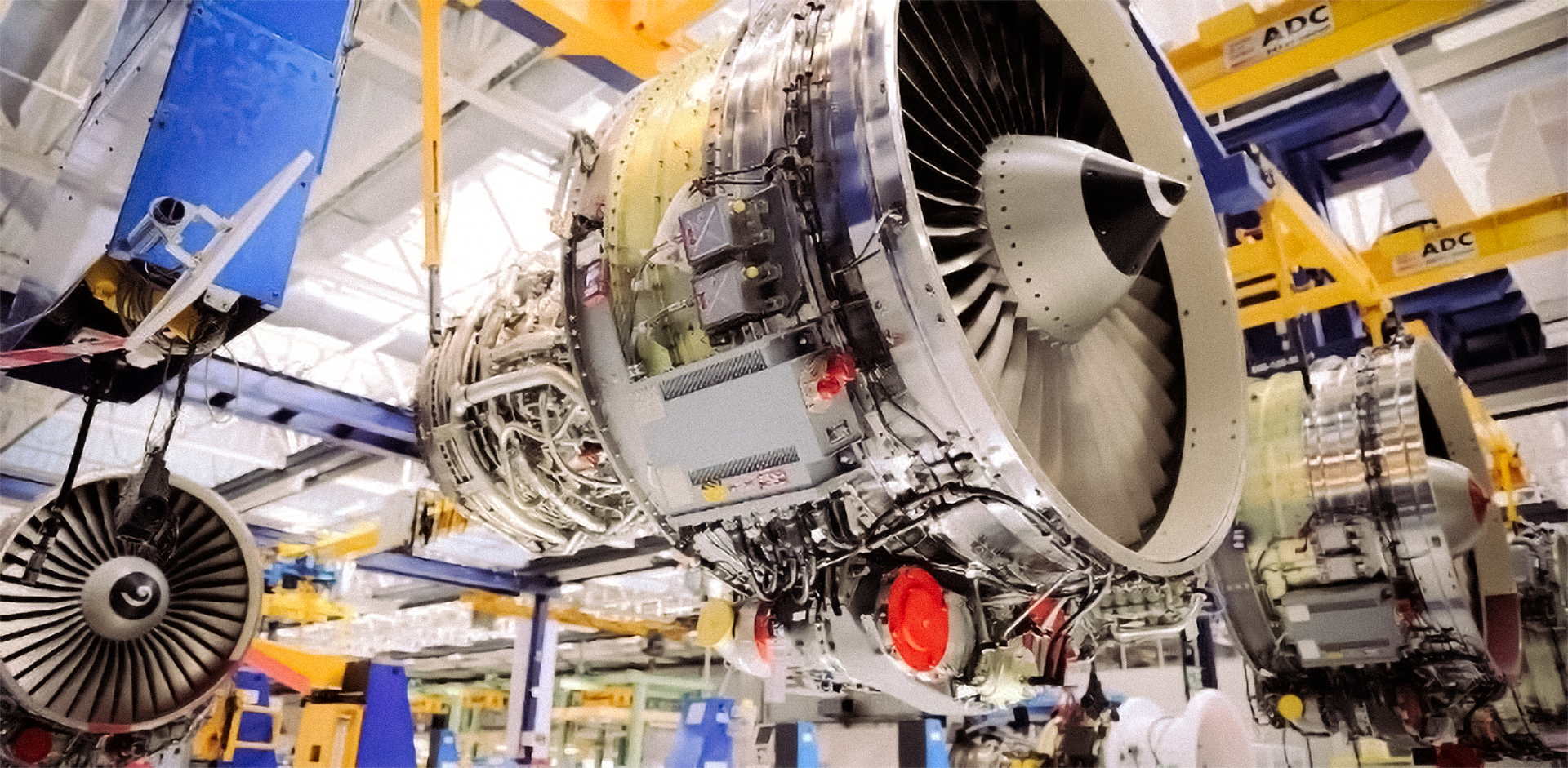 Ilustracja przedstawia zawieszony silnik turbinowy pozbawiony osłon zewnętrznych. Widoczne jest miejsce mocowania jednostki fadec na silniku. Montowana jest ona przeważnie w przedniej części na zewnętrznej obudowie silnika jednak pod jego osłonami. 