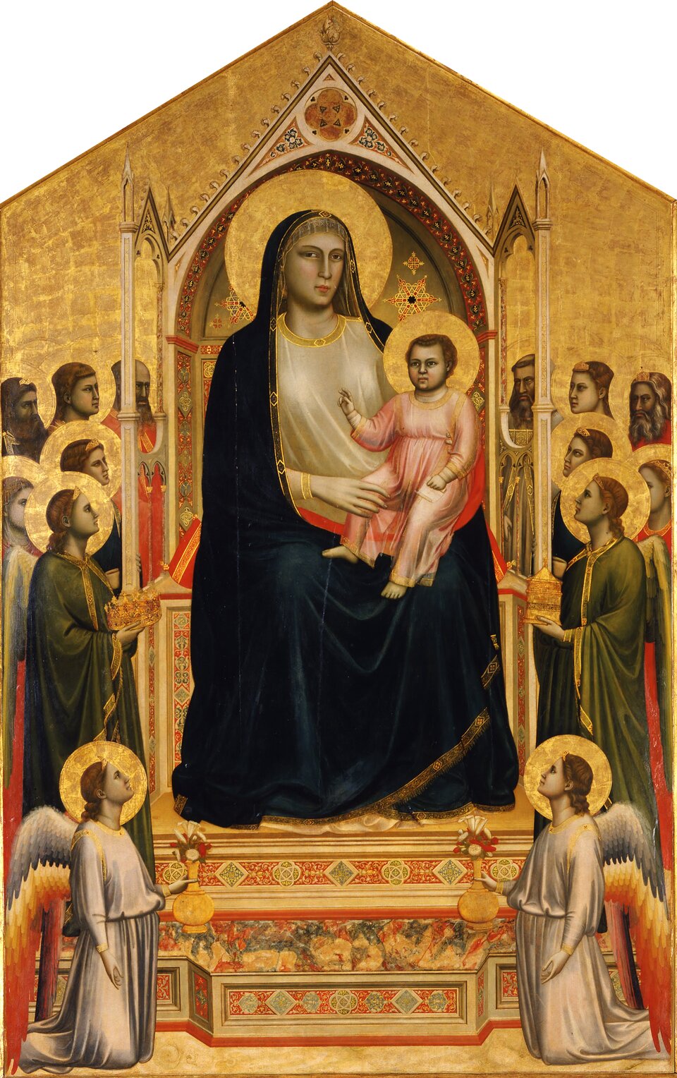 Ilustracja  przedstawia obraz Giotta di Bondone „Madonna z Dzieciątkiem”. Ukazuje Madonnę siedzącą na tronie z baldachimem. Madonna na kolanach trzyma Dzieciątko. Matka Boska głowę kieruje w stronę widza. Ubrana jest w białą suknię i granatowy płaszcz. Jezus ma na sobie czerwoną szatę, prawą ręką błogosławi. Po obu stronach, pomiędzy lukami w tronie, znajdują się postacie proroków Starego Testamentu, Dziewicy i Chrystusa. U dołu znajdują się dwaj klęczący aniołowie z barwnymi skrzydłami, trzymający w dłoniach wazy z różami i liliami. Nad nimi po obu stronach stoją dwaj inni aniołowie. Jeden z nich po lewej stronie trzyma koronę. Tło obrazu jest złocone. 