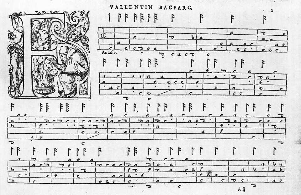 Ilustracja przedstawia zapis nutowy. Strona jest ozdobiona inicjałem umieszczonym w lewym górnym rogu. 