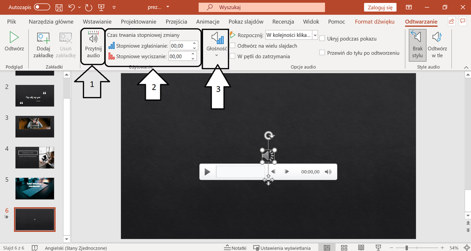 Ilustracja przedstawia otwarty program PowerPoint. U góry na pasku zadań została wybrana opcja Odtwarzanie.. Pierwszą strzałką oznaczono opcję Przytnij Audio, drugą strzałką oznaczono opcję czas trwania zmiany, a trzecią strzałką opcję Głośność. 