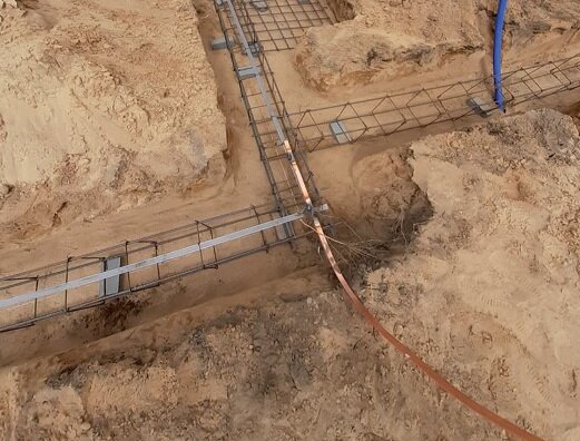 Zdjęcie przedstawia uziom fundamentowy, czyli układ wzajemnie połączonych przewodów wykonanych z bednarki.