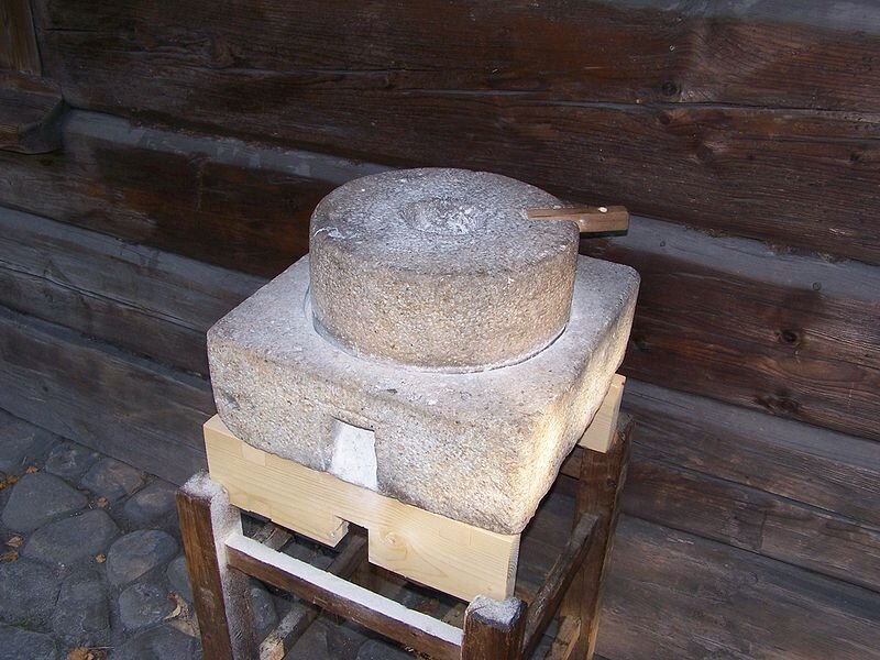 Kliknij, aby powiększyć Na zdjęciu przedstawiono urządzenie, na które składają się dwa kamienie. Jeden (okrągły) umieszczony jest nad drugim (kwadratowym). Górny jest ruchomy i można nim kręcić.