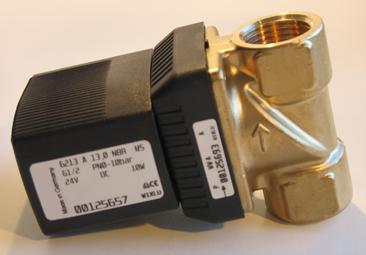 Grafika przedstawia elektrozawór sterowany za pomocą prądu elektrycznego. Składa się z elektromagnesu, inaczej cewki i zaworu głównego.