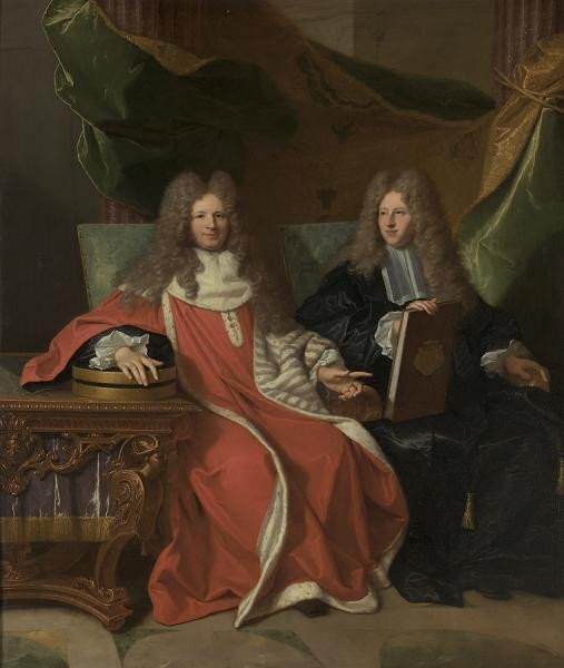 Obraz przedstawia dwóch mężczyzn w wytwornych, dworskich strojach i perukach z długimi, kręconymi włosami. Mężczyźni siedzą obok siebie na fotelach. Jeden z nich trzyma na kolanach książkę. Drugi trzyma prawą dłoń wspartą o bogato rzeźbiony stolik stojący przy fotelu.