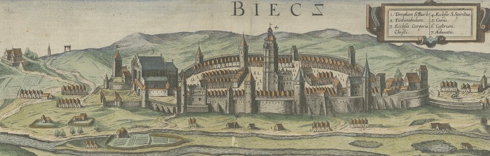 Kliknij żeby powiększyć Rycina przedstawiająca panoramę Biecza. Na środku gród otoczony murem, w którym w pewnej odległości od siebie widnieje kilka wieżyczek. U wejścia do grodu większy zadaszony budynek z brązowym dachem. Obok niego dużo mniejsze zabudowania w postaci wieżyczek z niebieskimi dachami. Wewnątrz grodu otoczonego murem liczne, ściśle do siebie przylegające zabudowania, które usytuowane są dookoła, przy krawędzi muru. Podobne zabudowania znajdują się bliżej centrum po lewej i prawej stronie. Na środku wysoka wieża ze ściśle do niej przylegającymi niższymi zabudowaniami. Po zewnętrznej stronie muru gdzieniegdzie małe domki, również do siebie przylegające, pojedyncze, podwójne lub poczwórne. Za murami grodu biało‑zielony, pagórkowaty krajobraz.