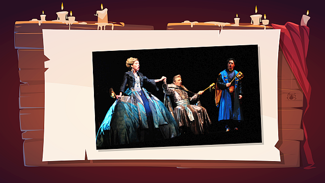 Scena przedstawia trzy postacie na ciemnej scenie. Po lewej stronie stoi kobieta w eleganckiej, szerokiej sukni w odcieniach niebieskiego i turkusu, z gorsetem i bufiastymi rękawami. Trzyma w ręku złotą maskę na patyku i ma otwarte usta, jakby śpiewała. W centrum siedzi mężczyzna w szatach przypominających stare stroje, z rękami ułożonymi na oparciach fotela. Po prawej stronie stoi inny mężczyzna w niebieskiej szacie z detalami w odcieniach złota, również z otwartymi ustami i trzymający złotą maskę na patyku. Postacie są oświetlone, a tło jest ciemne.