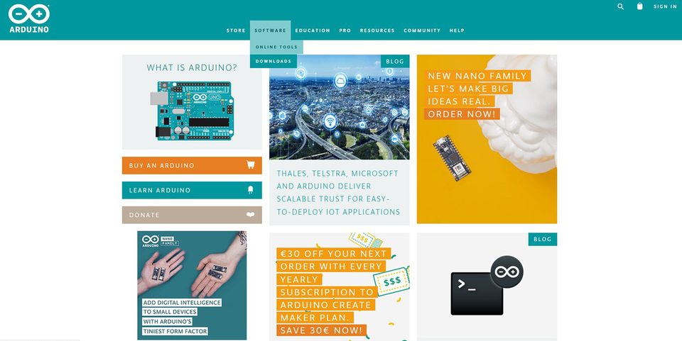 Zdjęcie przedstawia główną stronę internetową Arduino. Z paska menu wybrano Software, a po rozwinięciu - Downloads. 