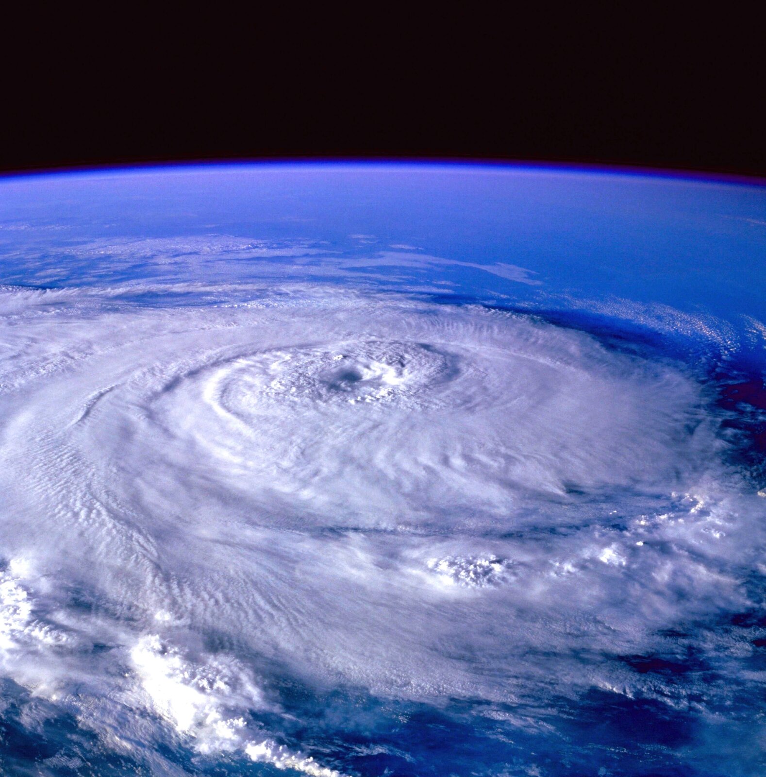 Zdjęcie cyklonu tropikalnego z kosmosu. Na nim wir chmur burzowych z charakterystycznym okiem cyklonu w centralnej części.