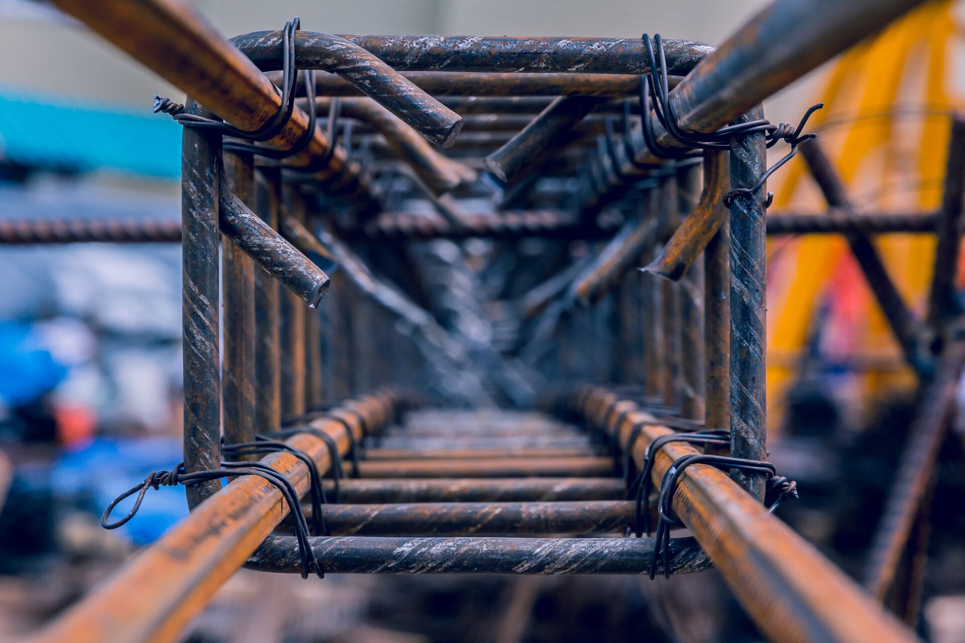 Zdjęcie przedstawia zbrojenie belki widoczne z lotu ptaka.