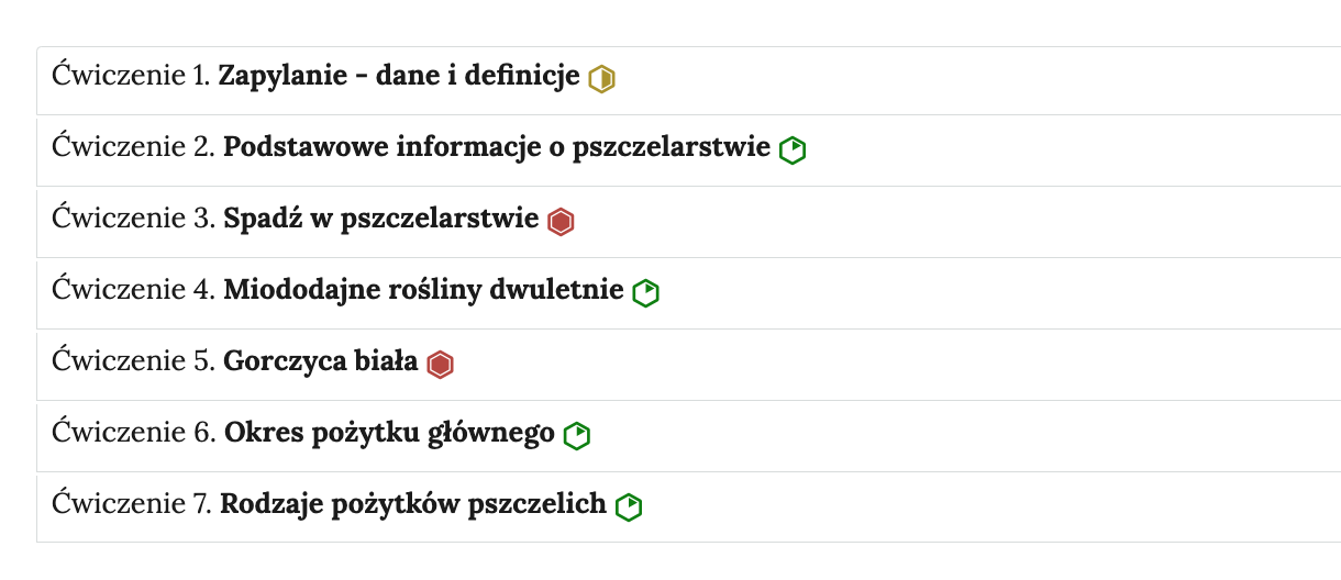 Zdjęcie przedstawia przykładowy widok ogólny harmonii z siedmioma interaktywnymi materiałami sprawdzającymi. Jest to kolumna z siedmioma wierszami. Wewnątrz każdego z nich został umieszczony numer ćwiczenia wraz z nazwą działu, którego dotyczy. Z boku dodatkowo znajduje się ikonka w kształcie sześciokąta oznaczająca poziom trudności. Zielona oznacza łatwy, żółta średni, a czerwona trudny. Po kliknięciu danego wiersza ukazuje się wybrane ćwiczenie.