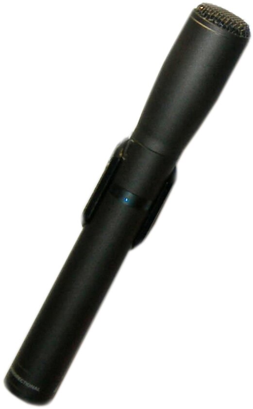 Na zdjęciu widoczny jest mikrofon pojemnościowy, w pozycji pionowej, na ukos. W górnej części widoczna jest czarna płaska membrana, wykonana z plecionki cienkich drucików, poniżej której biegnie cieniutki złoty pasek. Do membrany przyłączona jest wąska pionowa cewka o walcowatym kształcie, w czarnej obudowie, służąca jako rękojeść, pogrubiona w środkowej partii. W miejscu pogrubienia znajduje się malutki prostokątny panelem z niebieską kropką.