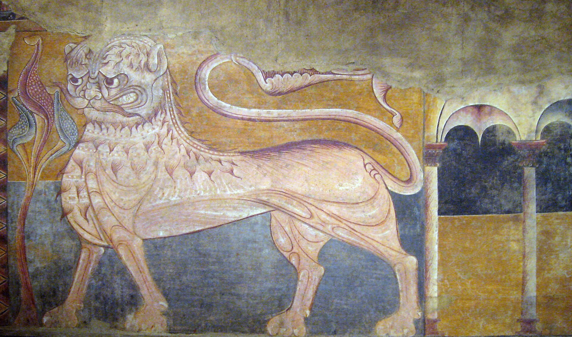 Malowidło ukazuje jasnobeżową postać zwierzęcia, kroczącego na czterech łapach z długim, podwiniętym do góry ogonem. Groźny wzrok, wyszczerzone zęby i nastroszone, szpiczaste uszy wyrażają złość. Pod niemal ludzkim z wyglądu nosem artysta namalował wąsy. Sierść lwa układa się w równe kępki zakończone zwiniętymi w czubek ciemniejszymi włosami. Twórcy udało się oddać rysunek mięśni zwierzęcia. Postać ukazana jest na żółto‑błękitnym tle. Po jego lewej stronie znajduje się roślina o czerwono‑niebieskich liściach, natomiast po prawej fragment architektury: dwie kolumny z łukowym sklepieniem. Górna część fresku jest zniszczona. Dominującymi kolorami malowidła jest żółć i niebieski.