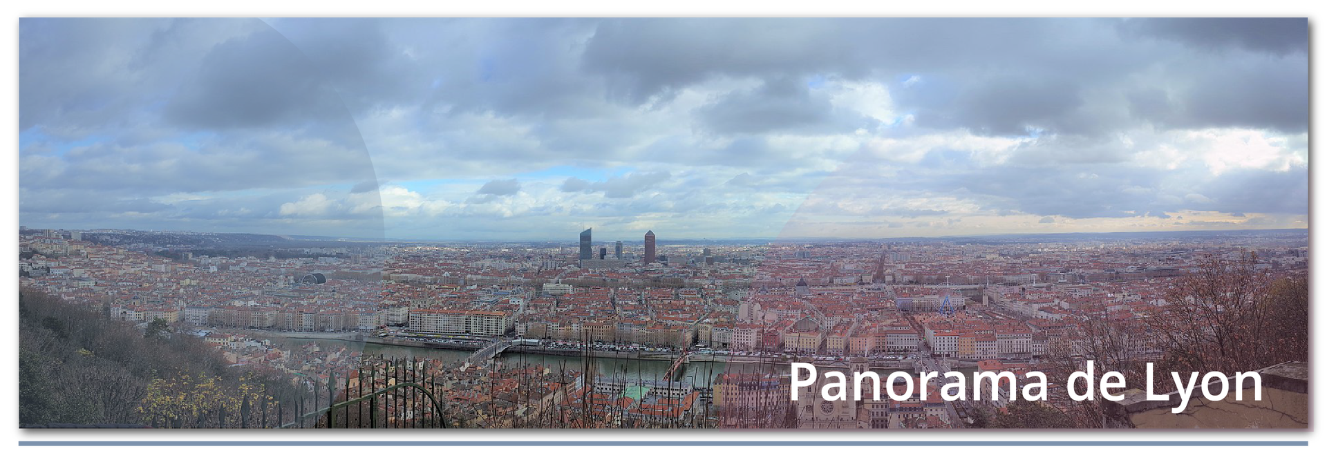 Na zdjęciu widoczna jest panorama Lyonu, miasta we Francji. Rozciąga się malowniczo przed widzem, ukazując architekturę, mosty i rzekę. W tle widać charakterystyczne budynki, które dodają uroku tej francuskiej metropolii.
