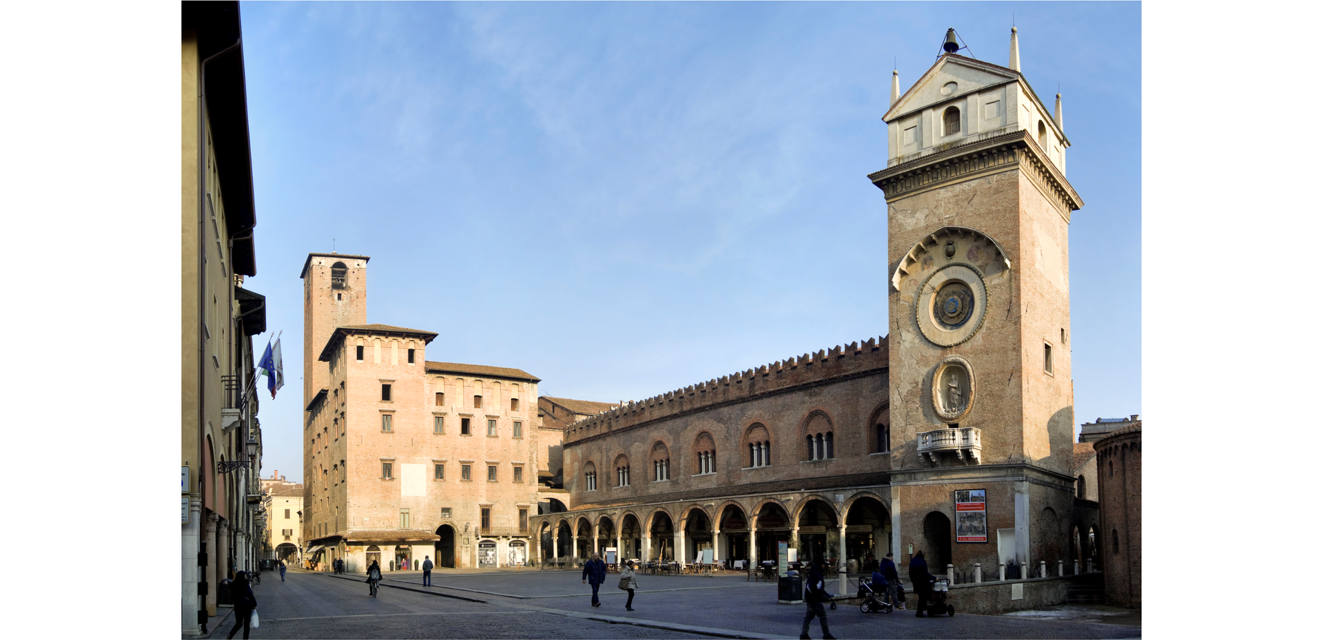 Zdjęcie przedstawia pałac w historycznym centrum Mantui.