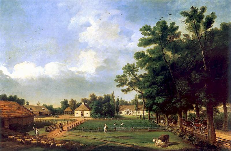 Kliknij, aby powiększyć. Obraz przedstawia gospodarstwo wiejskie. Z lewej strony obrazu widoczna jest drewniana obora, z której wychodzi stado owiec. Przy owcach stoi mężczyzna w biało‑czarnym odzieniu, który w ręku trzyma bat uniesiony do góry. Za mężczyzną widoczna jest ścieżka wydzielona drewnianym, niskim płotkiem. Prowadzi ona do widocznych na drugim planie budynków - białego z drewnianym dachem oraz dwóch drewnianych stodół. Po ścieżce kroczy mężczyzna. Po prawej stronie ścieżki jest ogrodzony obszar, na którym rosną zielone, niskie rośliny. Przy ogrodzeniu stoi postać w białym ubraniu. Naprzeciw obory i owiec znajduje się plac porośnięty trawą, na którym leży biała krowa, a obok niej stoi druga, brązowa. Za krowami rosną wysokie drzewa, wzdłuż których znajduje się piaskowa droga. Po drodze jedzie brązowy powóz zaprzężony w brązowego konia. Droga prowadzi do białego dworku z brązowym dachem, który widoczny jest w tle obrazu. Wokół wszystkich zabudowań rosną zielone drzewa. Niebo jest błękitne, częściowo przysłonięte białymi chmurami. Kolorystyka jest jasna, obraz został namalowany w świetle dziennym.