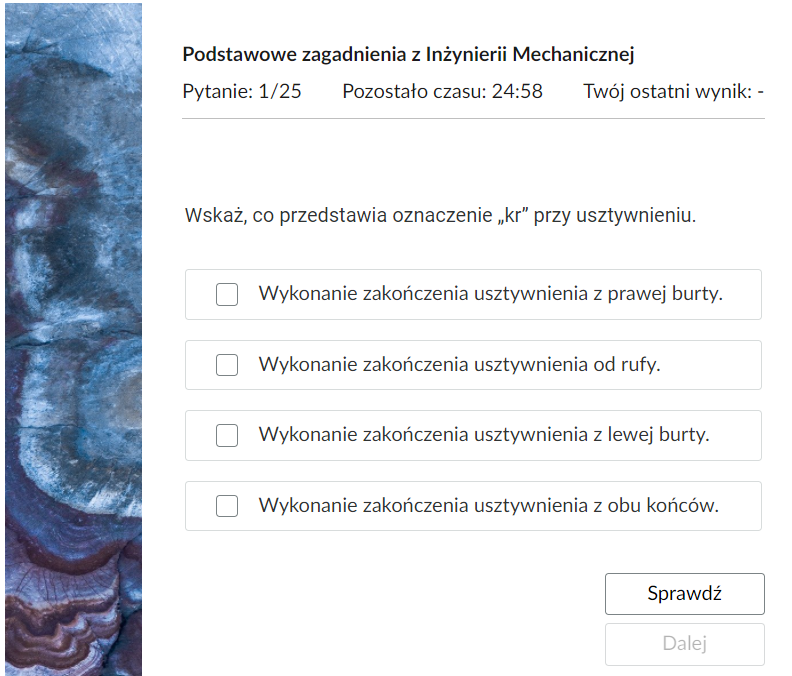 Grafika przedstawia przykładowe zadanie testowe. Ponad poleceniem widać numer pytania, czas, który pozostał na wypełnianie testu, oraz ostatni uzyskany wynik. Pod poleceniem znajdują się możliwe odpowiedzi. W prawym dolnym rogu panelu z zadaniem znajdują się dwa przyciski. Są to Sprawdź oraz Dalej.
