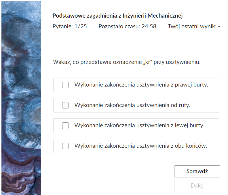 Grafika przedstawia przykładowe zadanie testowe. Ponad poleceniem widać numer pytania, czas, który pozostał na wypełnianie testu, oraz ostatni uzyskany wynik. Pod poleceniem znajdują się możliwe odpowiedzi. W prawym dolnym rogu panelu z zadaniem znajdują się dwa przyciski. Są to Sprawdź oraz Dalej.