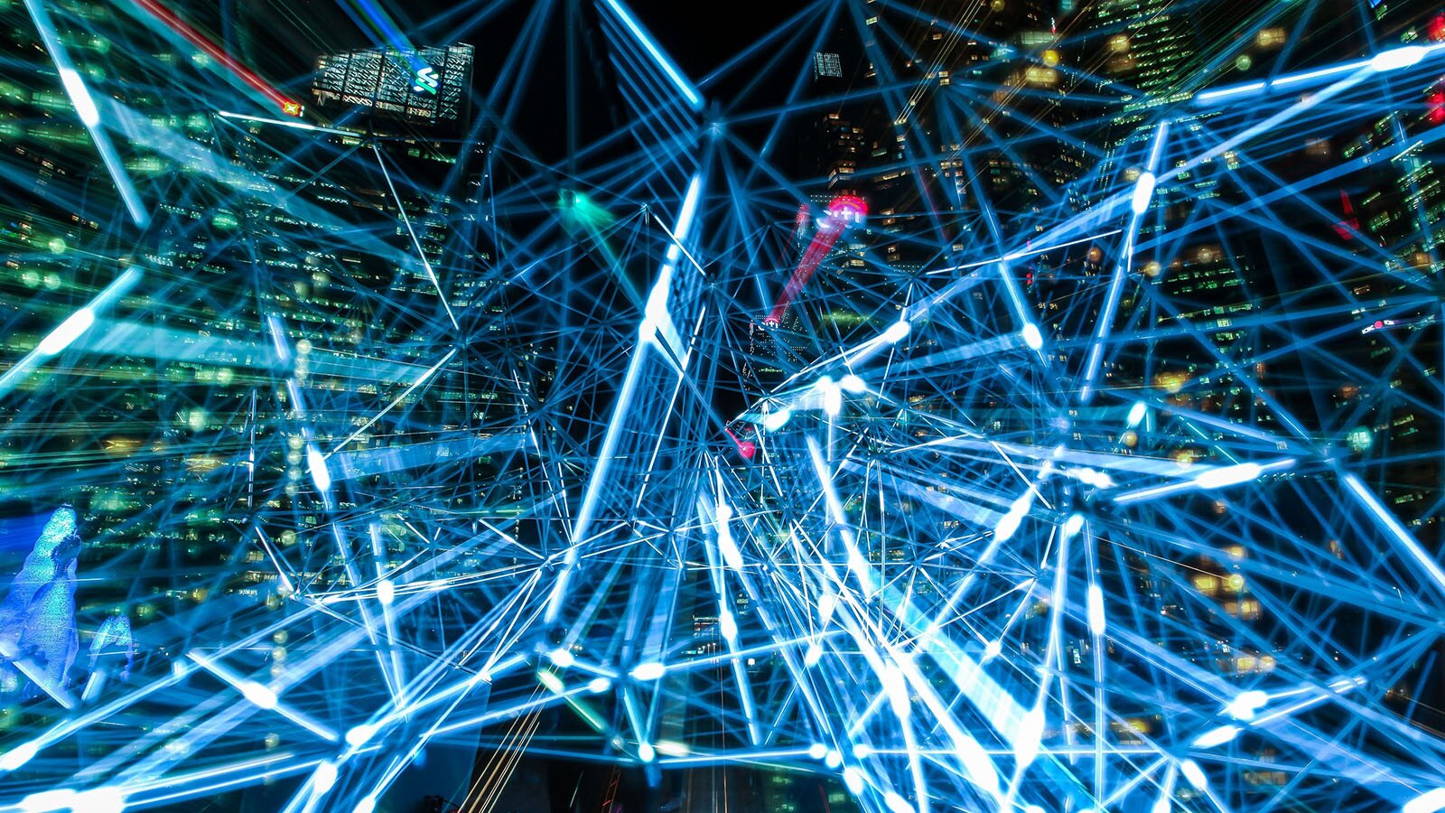 Ilustracja przedstawia gęstą sieć połączonych ze sobą świetlnych linii. Widoczne są kolory białe i niebieskie.
