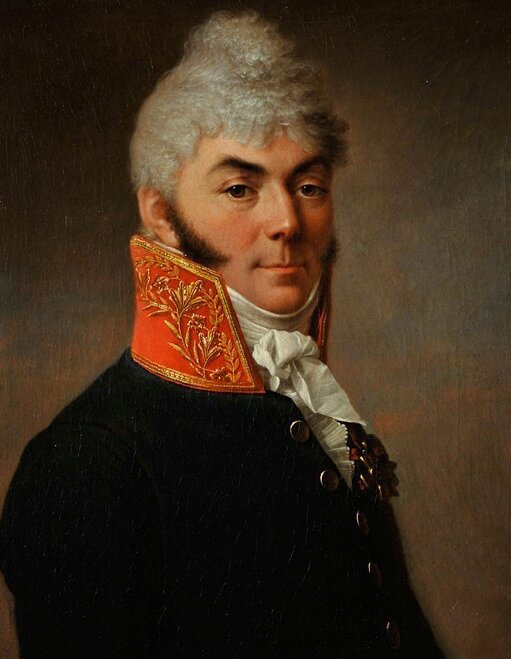 Na obrazie przedstawiono popiersie mężczyzny w średnim wieku. Ma krótką perukę w jasnym kolorze, włosy peruki unoszą się na czubku głowy, tworząc wzniesienie przypominające trochę dzisiejszego irokeza. Na czoło opada grzywka przedzielona po środku czoła. Jego twarz okalają bujne bokobrody. Policzki są zaróżowione. Mężczyzna ma na sobie mundur – frak ze stojącym kołnierzem. Wokół szyi ma przewiązany fontaż – ozdobny węzeł, rodzaj dzisiejszego krawatu. 