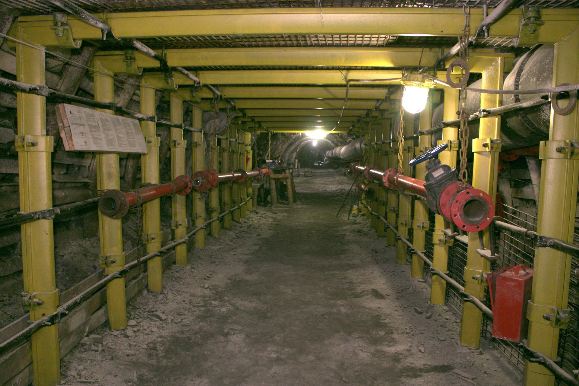 Obudowa stalowa prostokątna wykonana ze stojaków ciernych typu SV, wzmocniona rozporami