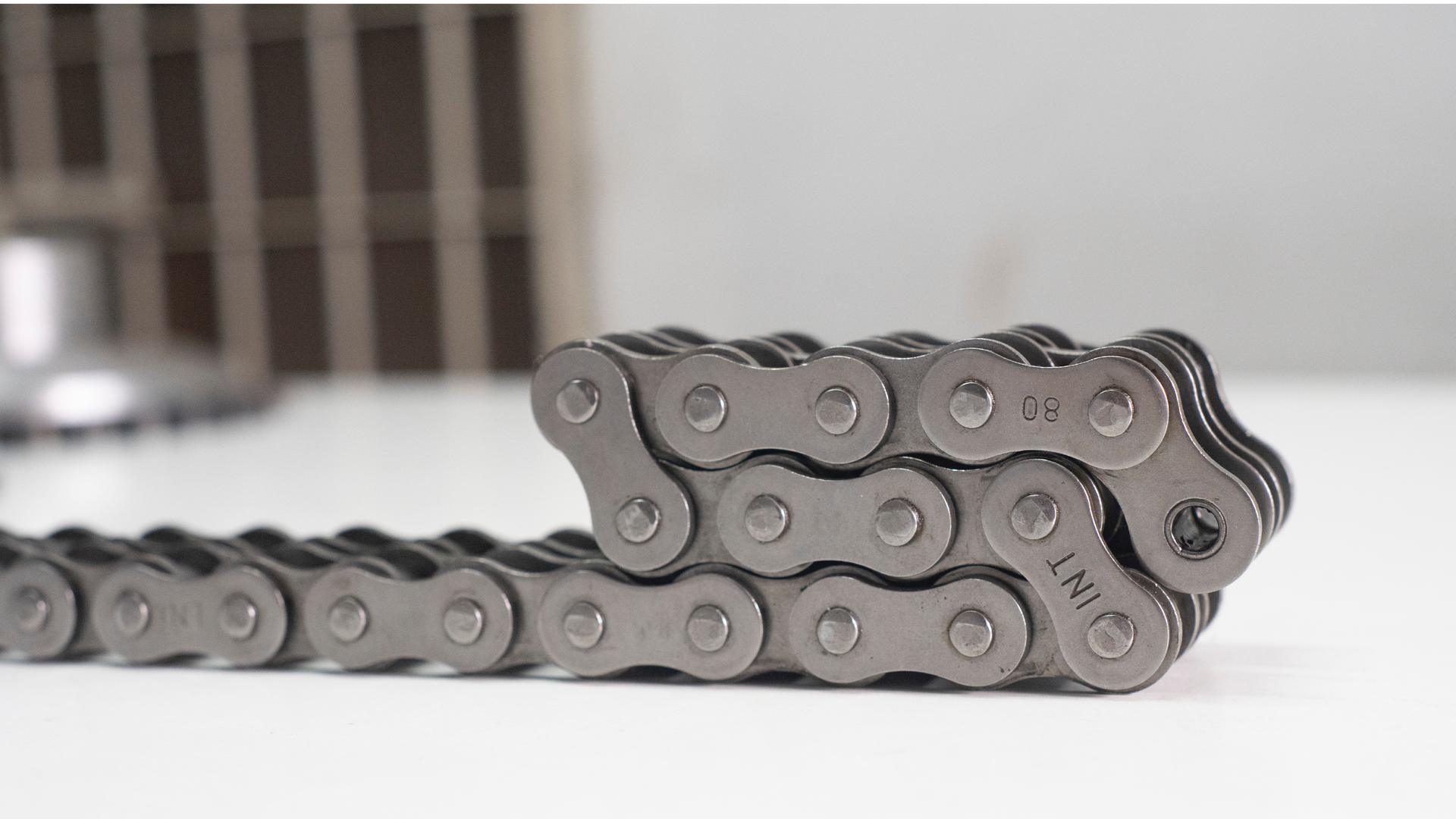 Zdjęcie przedstawia łańcuch rowerowy.