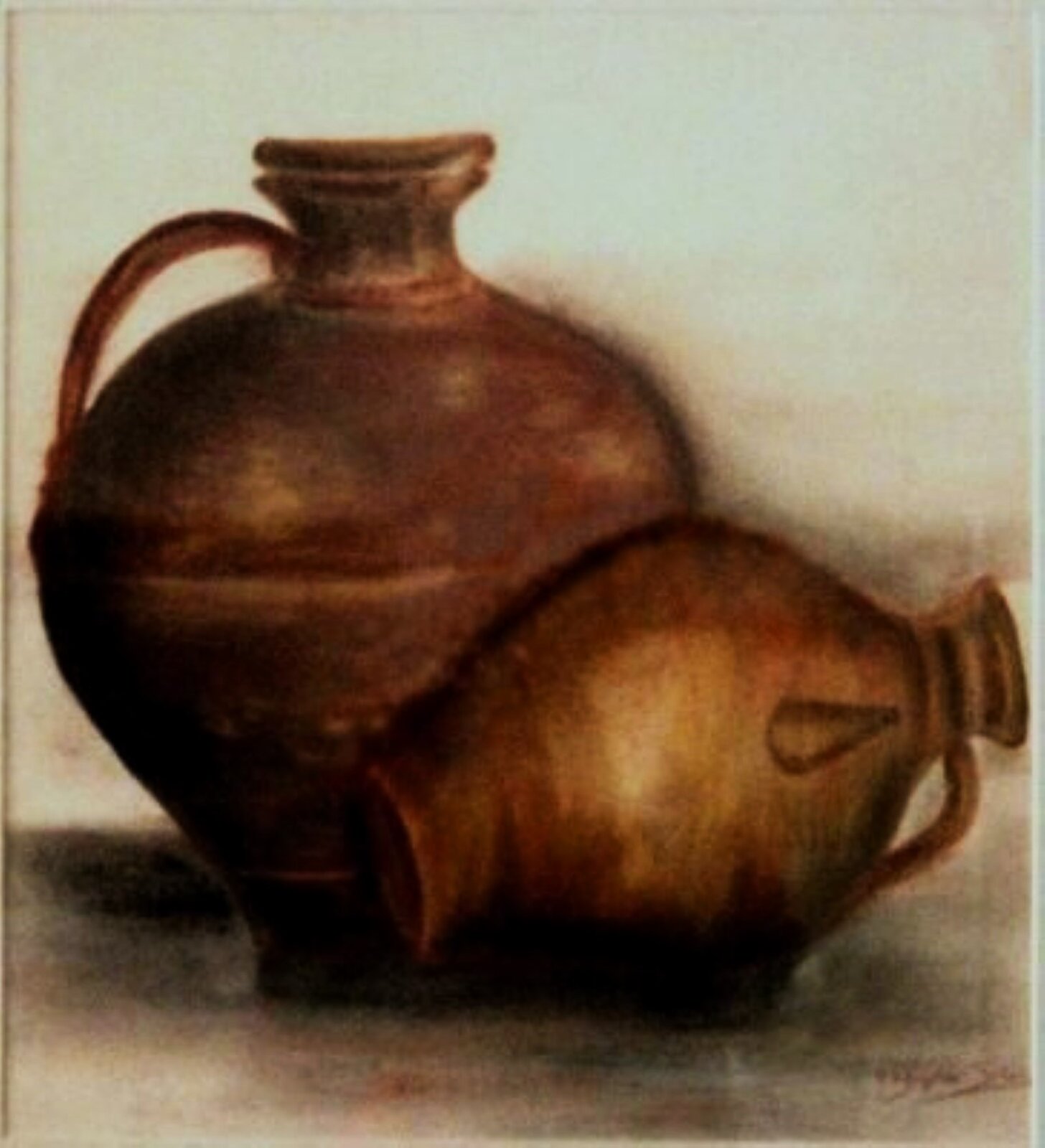 Rysunek przedstawia dwa duże, pękate dzbany. Jeden stoi, drugi leży obok, odwrócony do nas bokiem. Obydwa mają brzuśce zbliżone do kuli, krótkie, wąskie szyjki oraz ucha. Rysunek wykonany jest techniką sepii, miękka kredka pozwala ukazać przestrzenną formę przedmiotów. Tło jest białe.