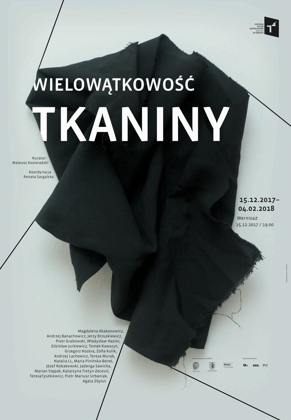 Plakat o jasnoszarym tle, na którym znajduje się czarny kawałek materiału, a na nim biały napis „WIELOWĄTKOWOŚĆ TKANINY”. Od materiału odchodzi 5 ukośnych, czarnych linii. W prawym, górny rogu jest małe, czarne logo i czarne napisy. Po lewej i prawej stronie materiału znajdują się czarne napisy. W prawym, dolnym rogu jest rząd 6 małych, czarnych znaków graficznych. 