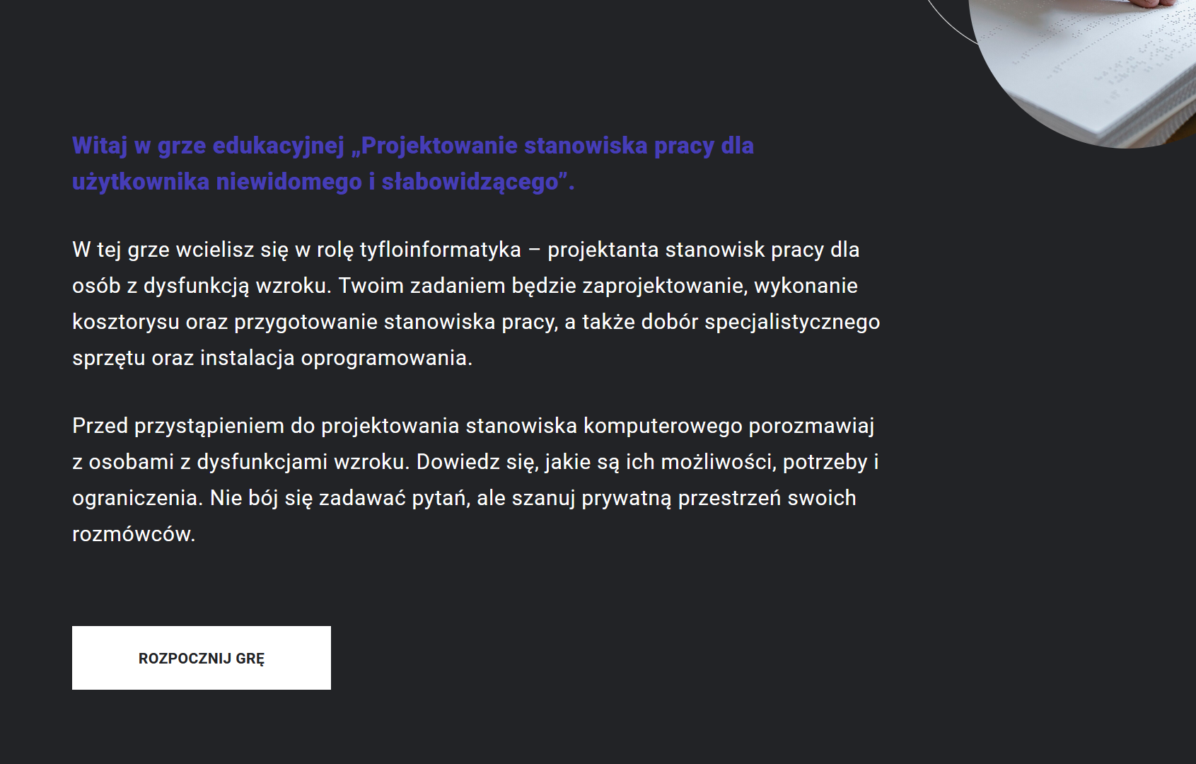 Ilustracja przedstawia ekran  gry edukacyjnej. Widoczna jest treść powitania w grze, jej opis oraz wskazówki, co warto zrobić przed przystąpieniem do gry. Poniżej widoczny jest przycisk: rozpocznij grę.