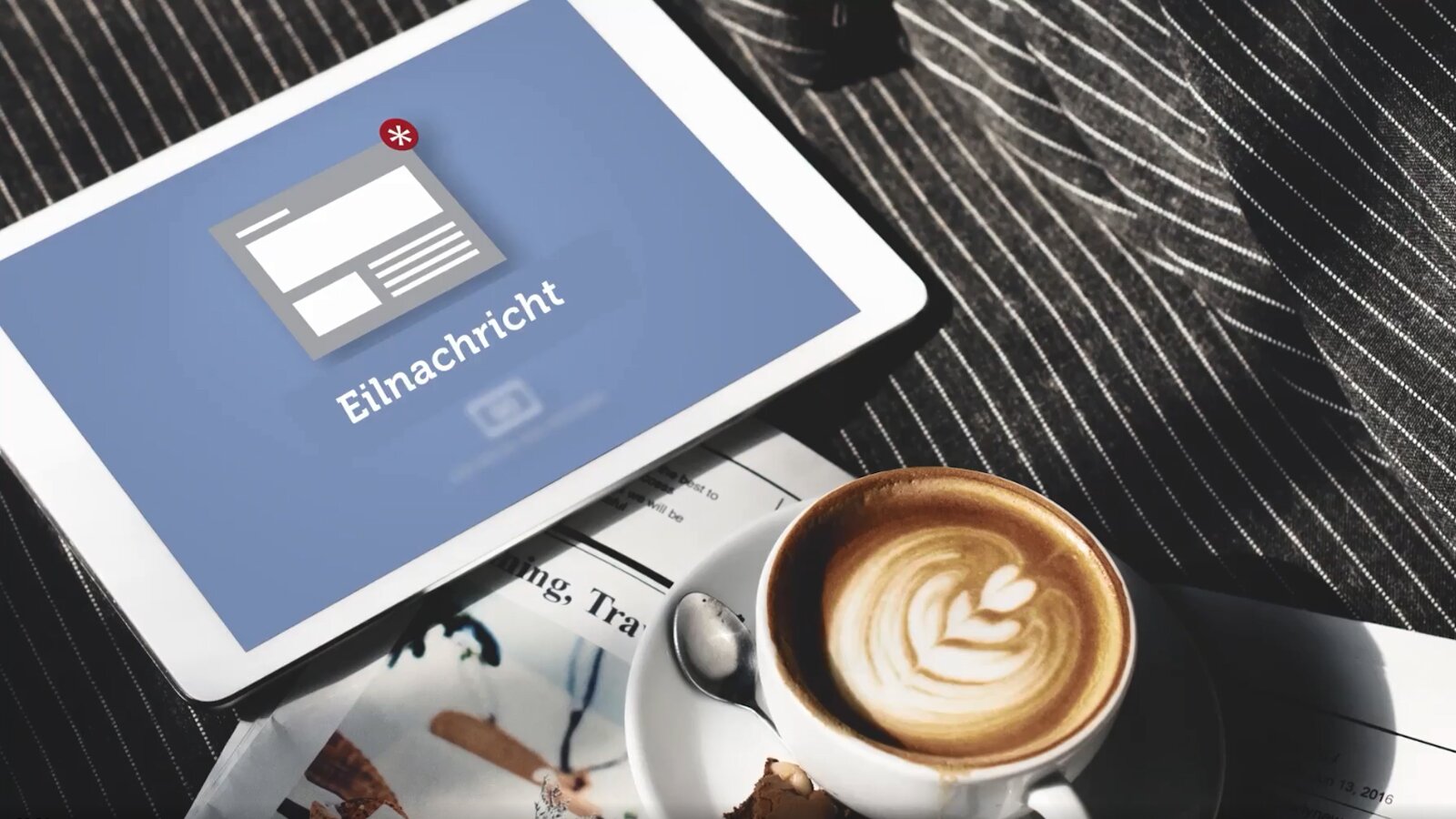 Zdjęcie przedstawia laptop, na ekranie którego widoczny jest tekst Eilnachricht.