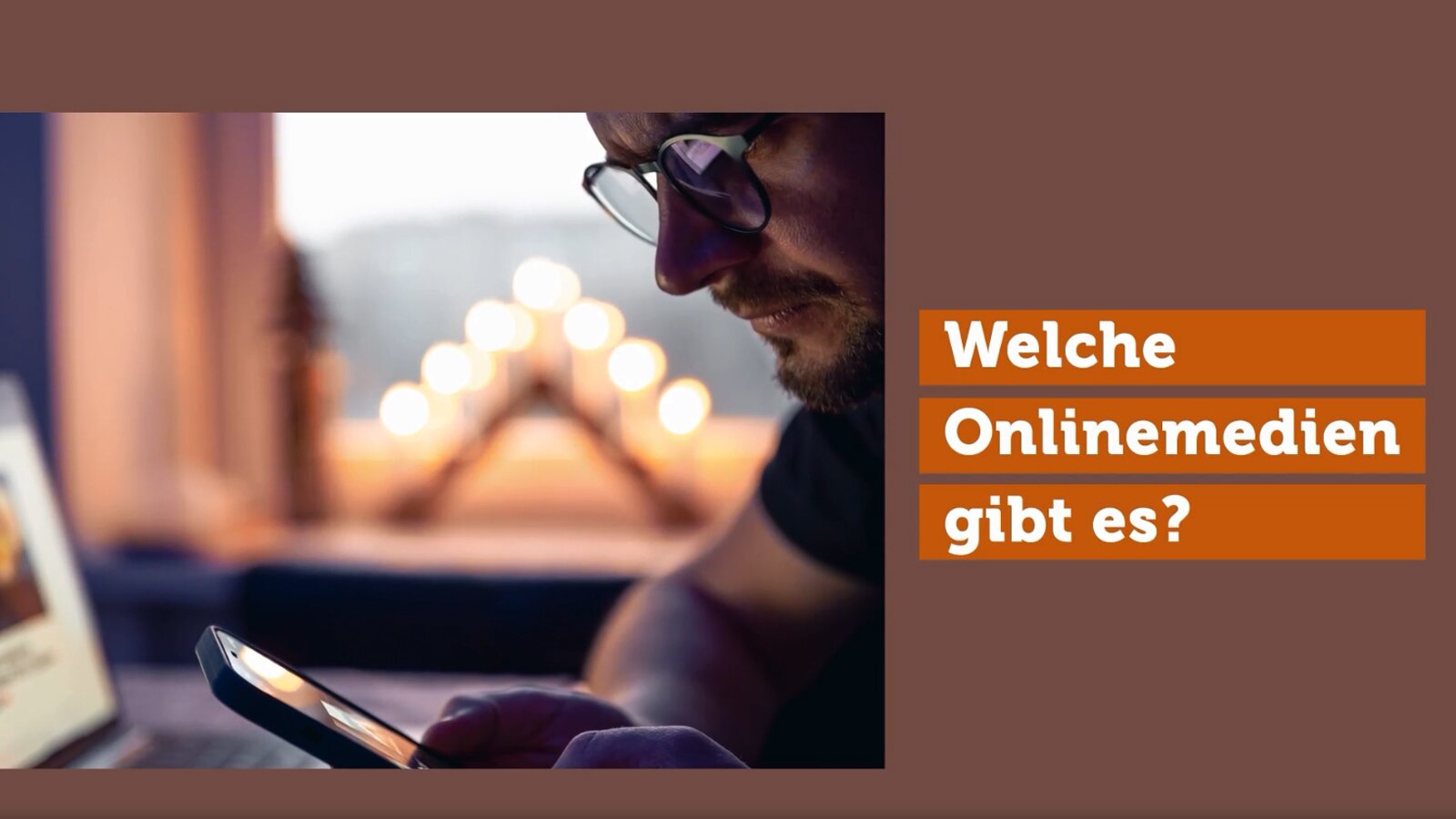 Ilustracja przedstawia mężczyznę siedzącego przy biurku, na którym leży otwarty laptop. Mężczyzna koncentruje się na ekranie smartfonu, który trzyma w ręce, skupiając się na treści wyświetlanej na telefonie. Obok znajduje się napis Welche Onlinemedien gibt es?