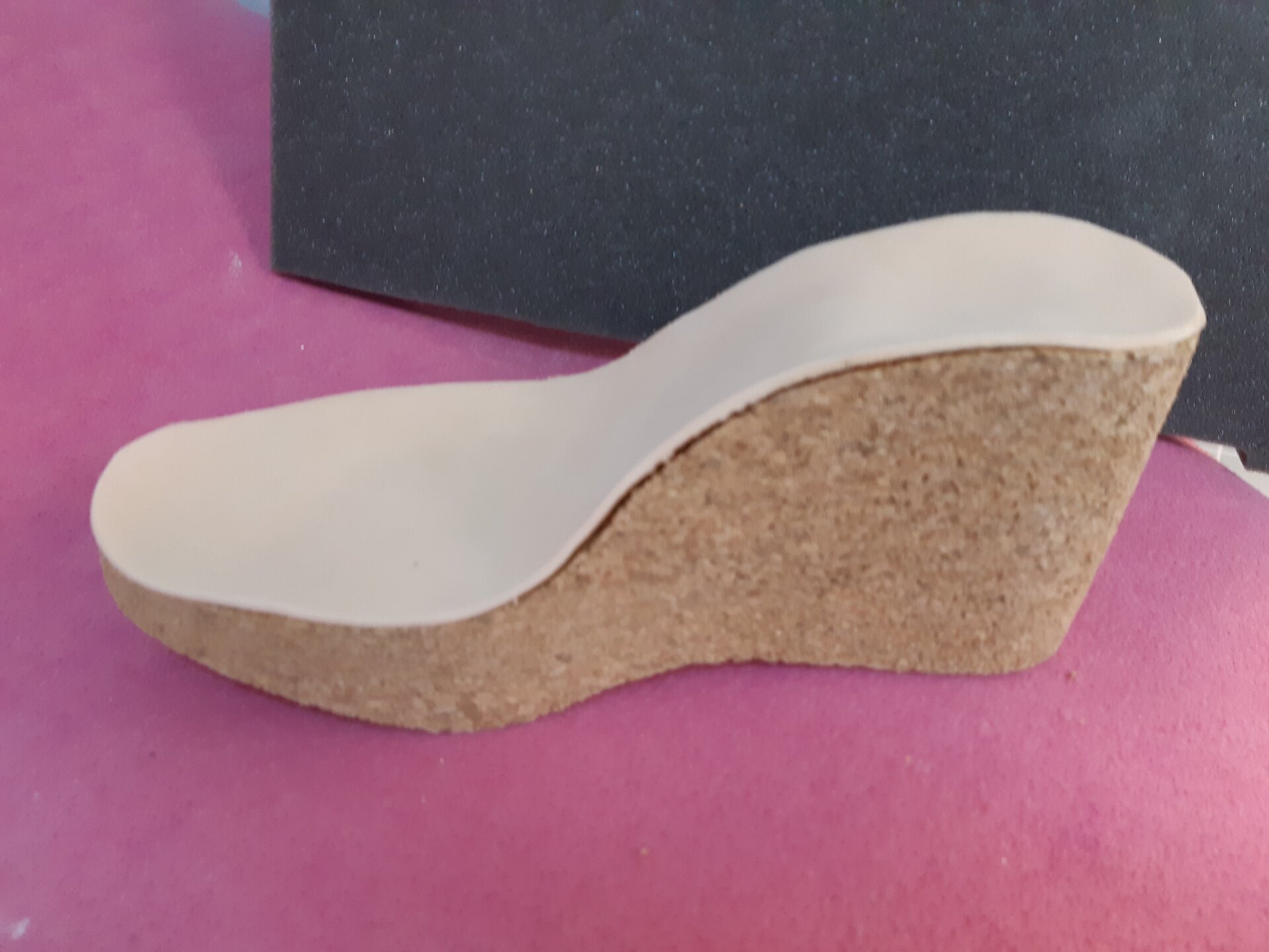 Zdjęcie przedstawia model wkładki wyrównującej, z dużym podwyższeniem w części piętowej stopy, obniżającym się ku przodowi, z uwzględnieniem dodatkowego podparcia pod palcami.