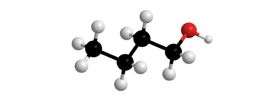 Ilustracja przedstawia model kulkowy cząsteczki butan–jeden–olu. Czarna kulka to węgiel, biała to wodór, czerwona to tlen. Cząsteczka składa się z jednego atomu węgla, połączonego z trzema atomami wodoru, i kolejno z trzema atomami węgla, łączącymi się z dwoma atomami wodoru, połączonymi szeregowo. Ostatni z nich poza dwoma atomami wodoru ma przyłączony jeden atom tlenu. Atom tlenu z kolei wiąże się z atomem wodoru tworzą grupę hydroksylową. Atomy węgla tworzą zygzak.