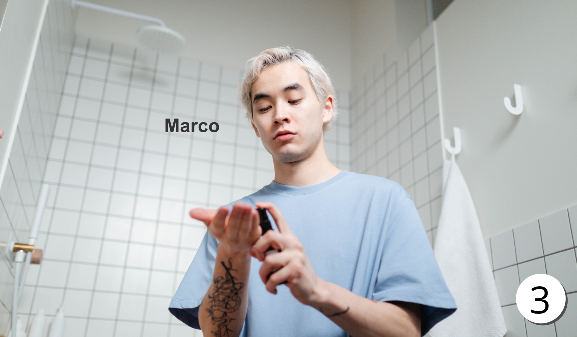 Zdjęcie przedstawia chłopca w łazience. Obok chłopca napis z jego imieniem Marco.