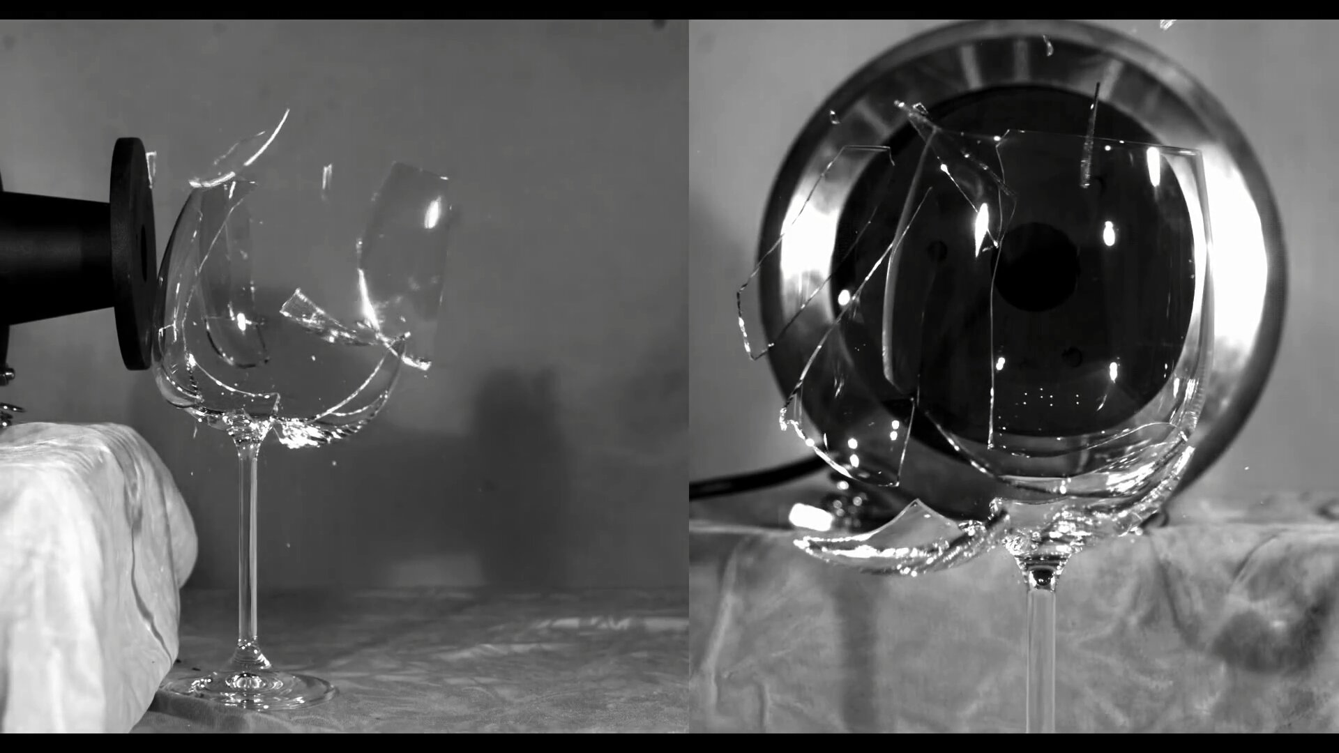 Zdjęcie przedstawia przezroczysty kieliszek pękający pod wpływem fali dźwiękowych o wysokiej częstotliwości. Kieliszek stoi na jasnoszarej materiałowej podstawce. Zdjęcie składa się z dwóch zdjęć ułożonych obok siebie. Na lewym zdjęciu widoczny fragment czarnego głośnika w postaci czarnego prostokąta ustawionego pionowo z lewej strony i stojący fragment kieliszka wraz z odłamkami szkła nad nim. Na prawym zdjęciu stojący fragment kieliszka wraz z odłamkami szkła nad nim. W tle fragment głośnika w postaci czarnego okręgu.