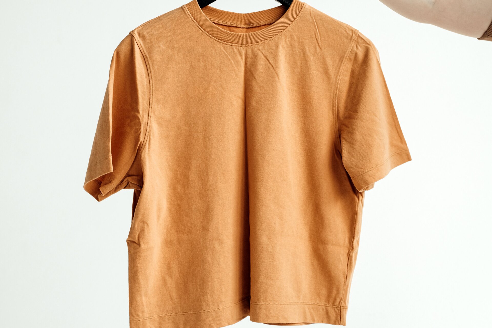 Ilustracja przedstawia pomarańczowy podkoszulek.