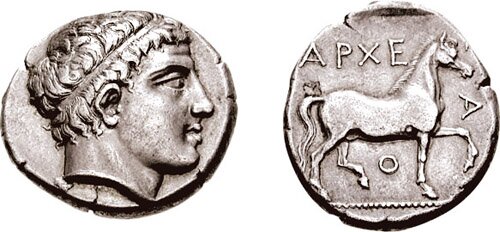 Zdjęcie przedstawia awers i rewers starożytnej monety. Na awersie znajduje się lewy profil młodego mężczyzny, na rewersie koń.