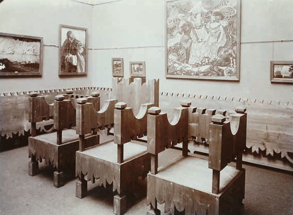 Ilustracja przedstawia rząd krzeseł (trony) - wystawa Jubileuszowa Towarzystwa Artystów Polskich „Sztuka” w budynku Towarzystwa Przyjaciół Sztuk Pięknych.