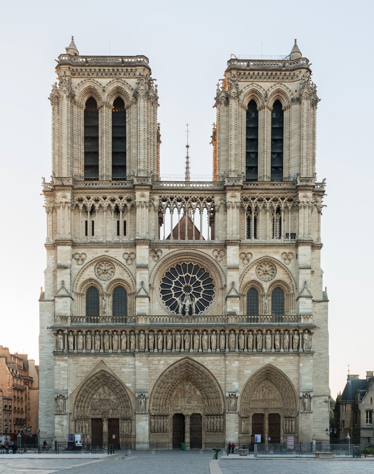 Ilustracja przedstawia Katedrę Notre-Dame w Paryżu.Ukazuje fasadę zachodnią z dwiema masywnymi wieżami i potrójnym portalem wejściowym. Wejście środkowe jest większe od bocznych; wszystkie dekorowane są tympanonem wypełnionym rzeźbą. Nad portalem środkowym znajduje się duże, okrągłe okno zwane rozetą. Nad bocznym nawami usytuowane są podwójne okna ze strzelistą dekoracją rzeźbiarską. Pomiędzy portalem a rozetą na całej szerokości fasady przebiega dekoracja królów.