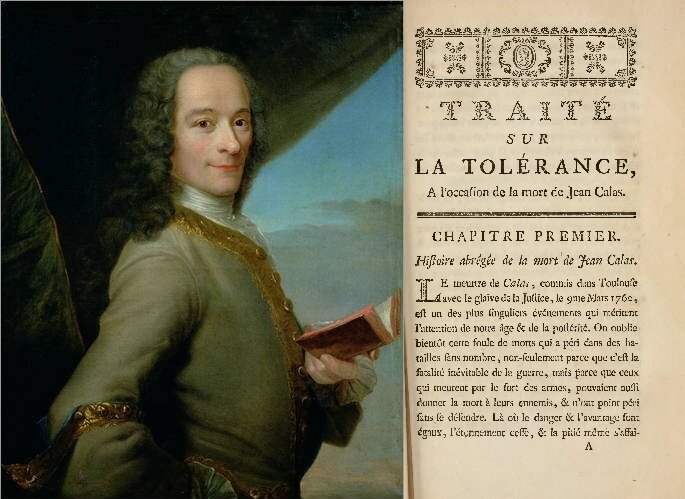 Ilustracja składa się z dwóch części. Z lewej widoczny jest prawy półprofil mężczyzny odzianego w surdut. Mężczyzna ma kręcone włosy opadające do ramion. W lewej ręce trzyma otwartą książkę i uśmiecha się. Po prawej widoczna jest karta z księgi zapisana w języku francuskim.