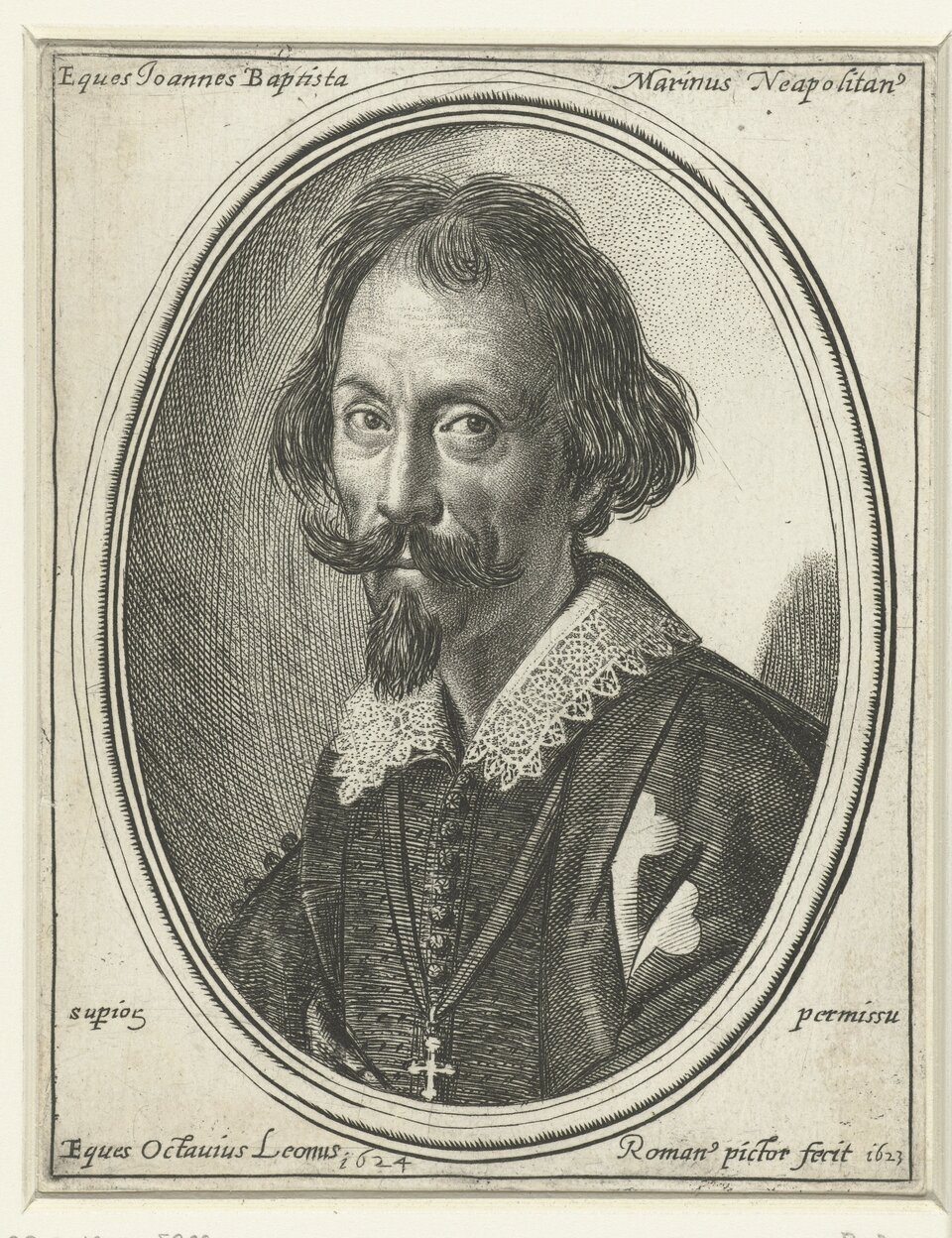 Czarno‑biały rysunek przedstawia postać mężczyzny w owalnej ramie. Jest w średnim wieku. Ma przerzedzone włosy sięgające za uszy, wysokie czoło, podkręcone ku górze wąsy i spiczastą bródkę. Ubrany jest w kubrak zapinany na drobne guziki, z białym, koronkowym kołnierzem. Na piersiach ma zawieszony krzyż. Na górze oraz na dole rysunku napisy w języku łacińskim.