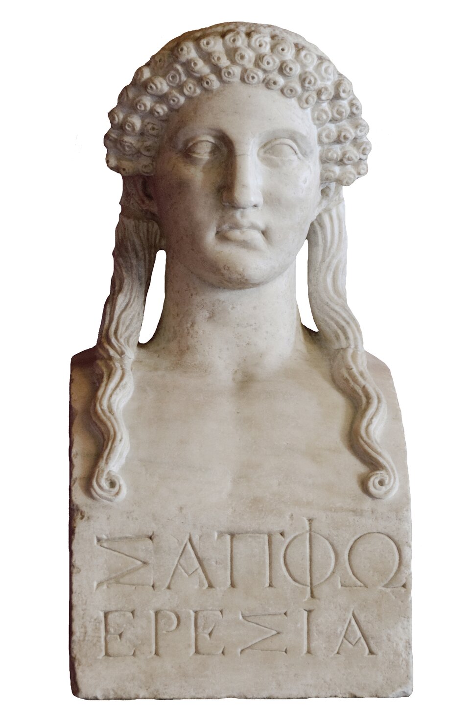 Zdjęcie przedstawia rzeźbę – wykonane z białego marmuru popiersie kobiety o długich, opadających na ramiona włosach. Jej głowę zdobi opaska złożona z trzech rzędów równych, małych kwiatów. Na piersi kobiety widnieje napis w języku greckim. Tło jest białe.